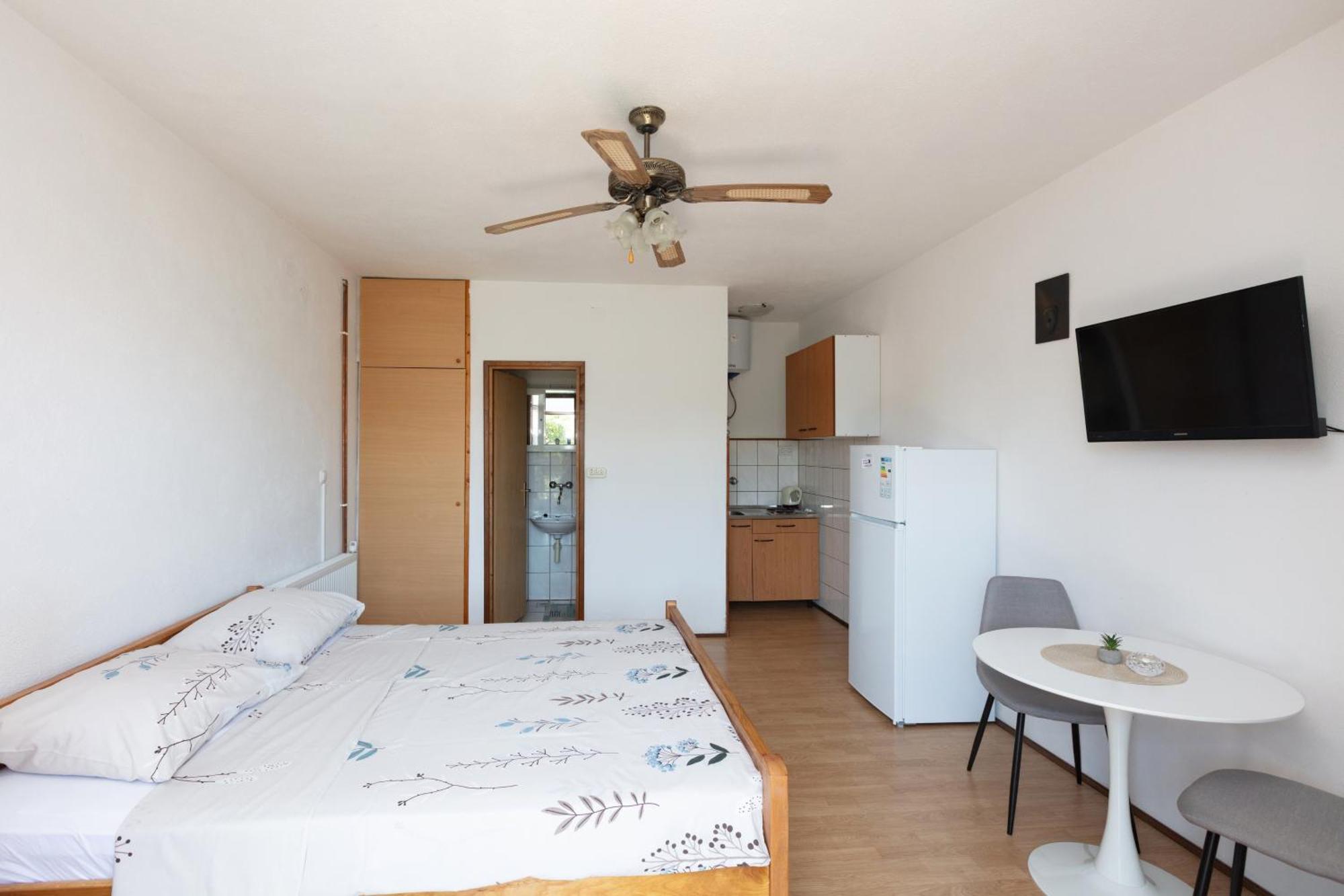 Apartments With A Parking Space Pirovac, Sibenik - 13263 Rom bilde