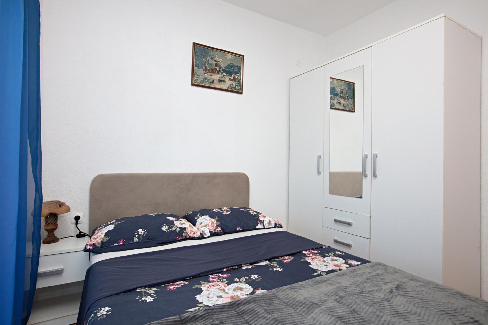 Apartments With A Parking Space Pirovac, Sibenik - 13263 Rom bilde